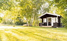 Stuga med panoramafönster över åker, paradis för fågelskådare och vandrare, självstäd efter besök
